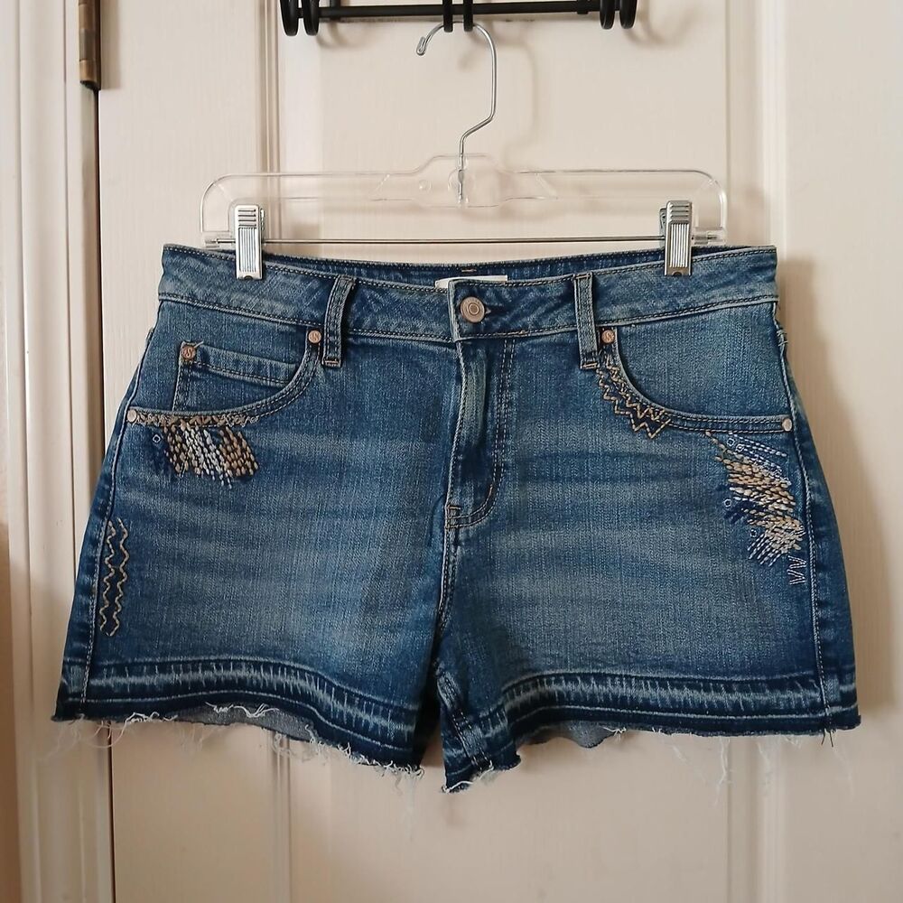 Shyanne Embroidered Raw Hem Western Denim Shorts Size 33 Boho Y2K Indie Cowgirl